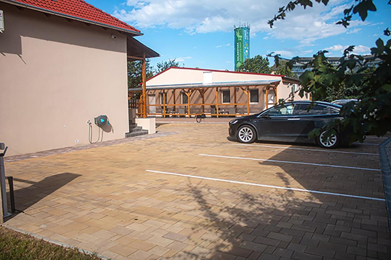 Sarvarlak Apartmanhaz Exteriér fotografie